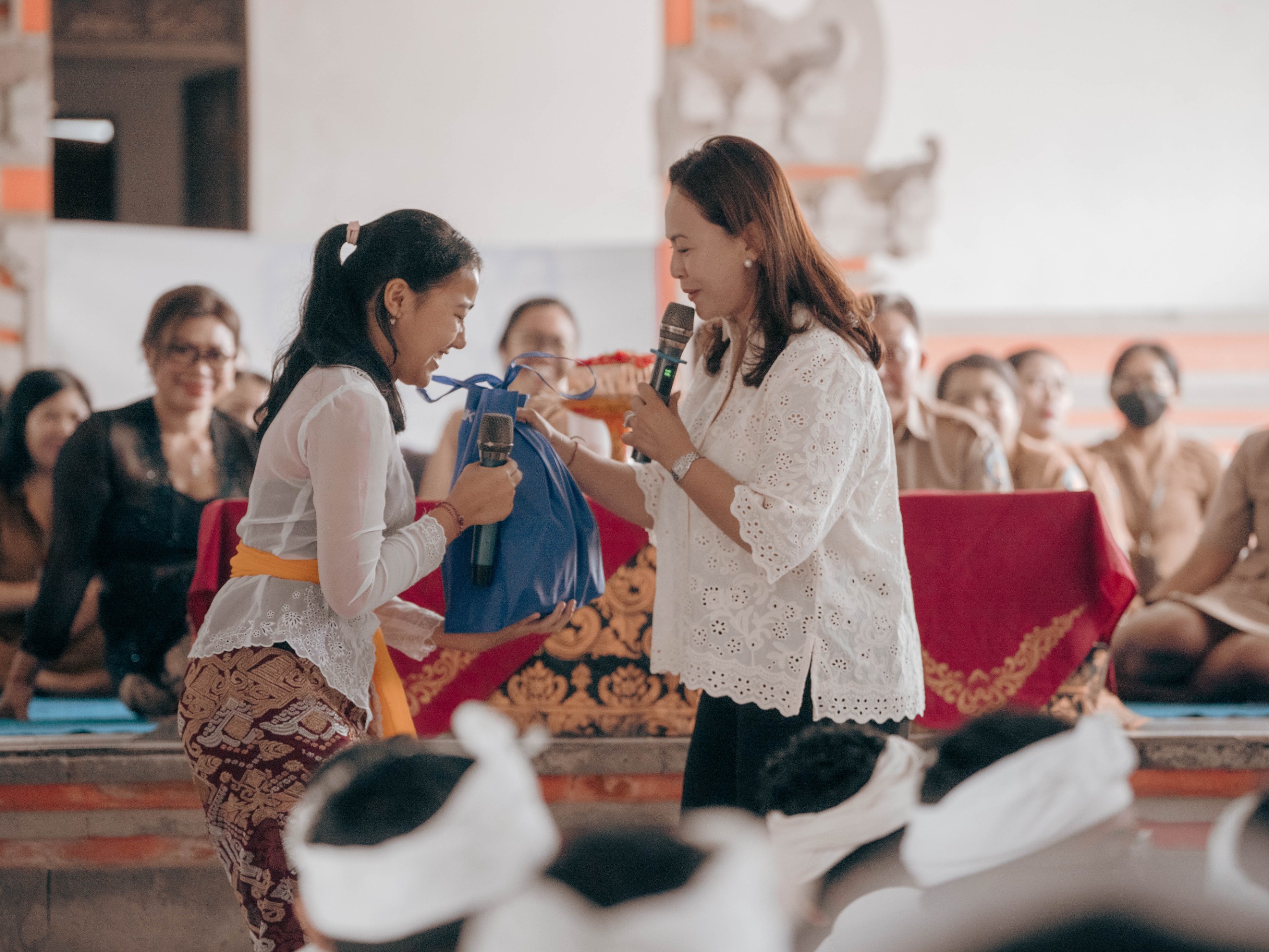 Ketua WHDI Kabupaten Badung, Nyonya Yunita Alit Sucipta menjadi Narasumber pada kegiatan Grebek Kerukunan di SMAN 1 Abiansemal, Senin (28/7)