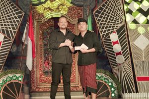 Wabup Bagus Alit Sucipta menghadiri perayaan HUT Ke-35 STT. Wijna Karya sekaligus menyerahkan Piala Wijna Karya Kite Festival 1, Banjar Peregae Mengwi, Sabtu (13/7).