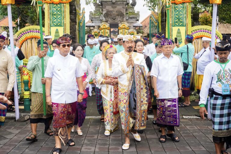 Bupati Bersama Wabup. Badung Ikuti Prosesi Bhiseka Ida Cokorda Mengwi XIII