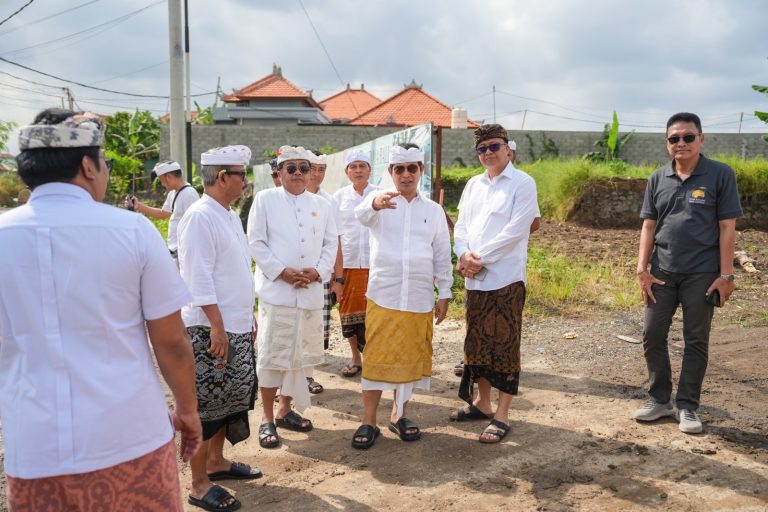 Bupati Adi Arnawa Inspeksi Infrastruktur di Wilayah Desa Cemagi