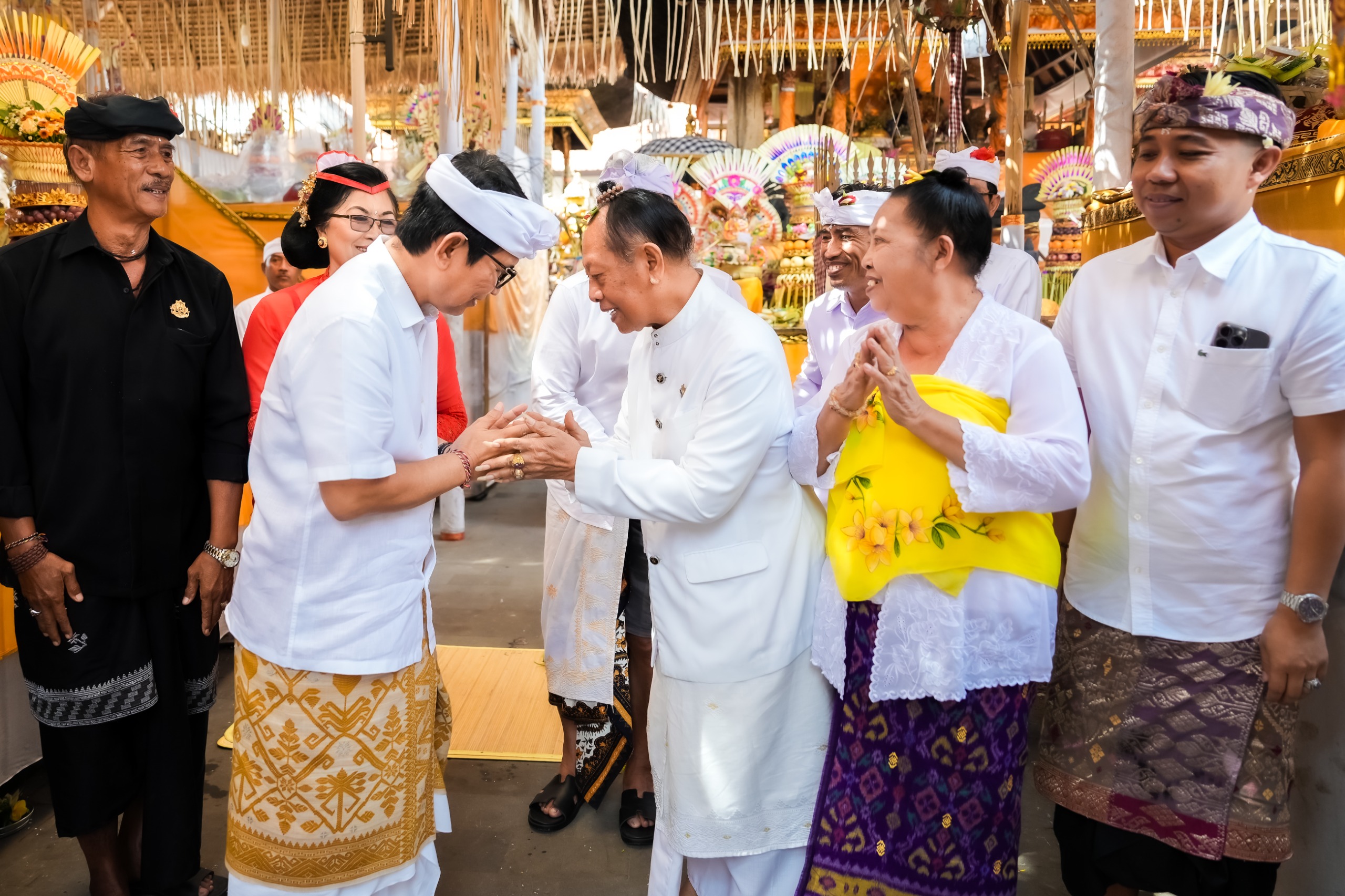 Bupati Wayan Adi Arnawa saat menghadiri Karya Ngusaba Desa dan Ngusaba Nini Medasar Tawur Balik Sumpah Utama di Pura Desa dan Pura Puseh Desa Adat Lambing, Desa Sibangkaja, Abiansemal, Jumat (11/7).