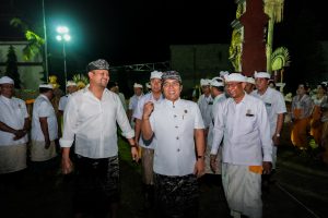 Wabup Bagus Alit Sucipta saat hadir di Karya Pitra Yadnya dan Manusa Yadnya Kinembulan di Lapangan Umum Desa Adat Sading, Kelurahan Sading, Mengwi, pada Kamis, (24/7) malam