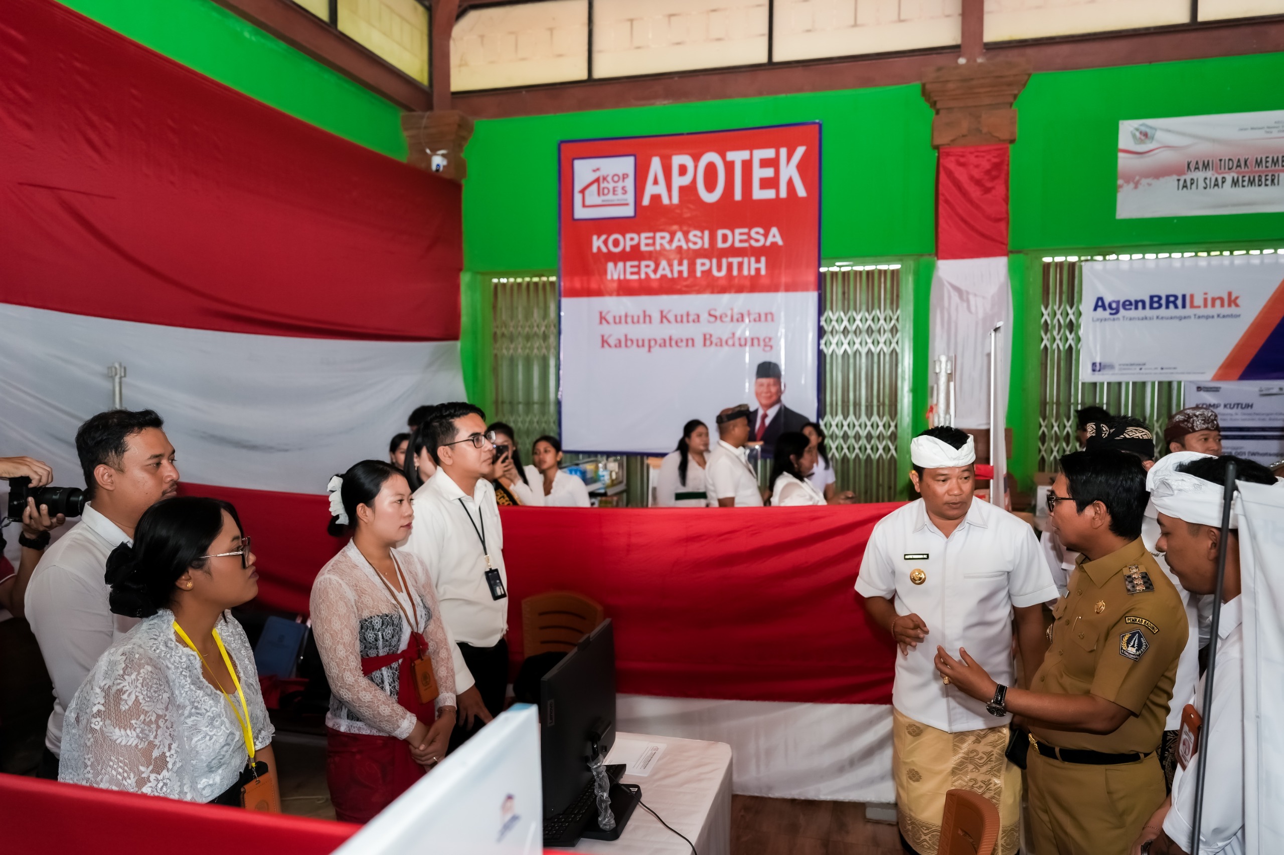 Bupati Wayan Adi Arnawa saat mengikuti acara Peluncuran Kelembagaan 80.000 Koperasi Desa/Kelurahan Merah Putih (KDMP/KKMP) secara daring dari Wantilan Rangdu Kriya Mandala, Desa Kutuh, Kuta Selatan, Senin (21/7).