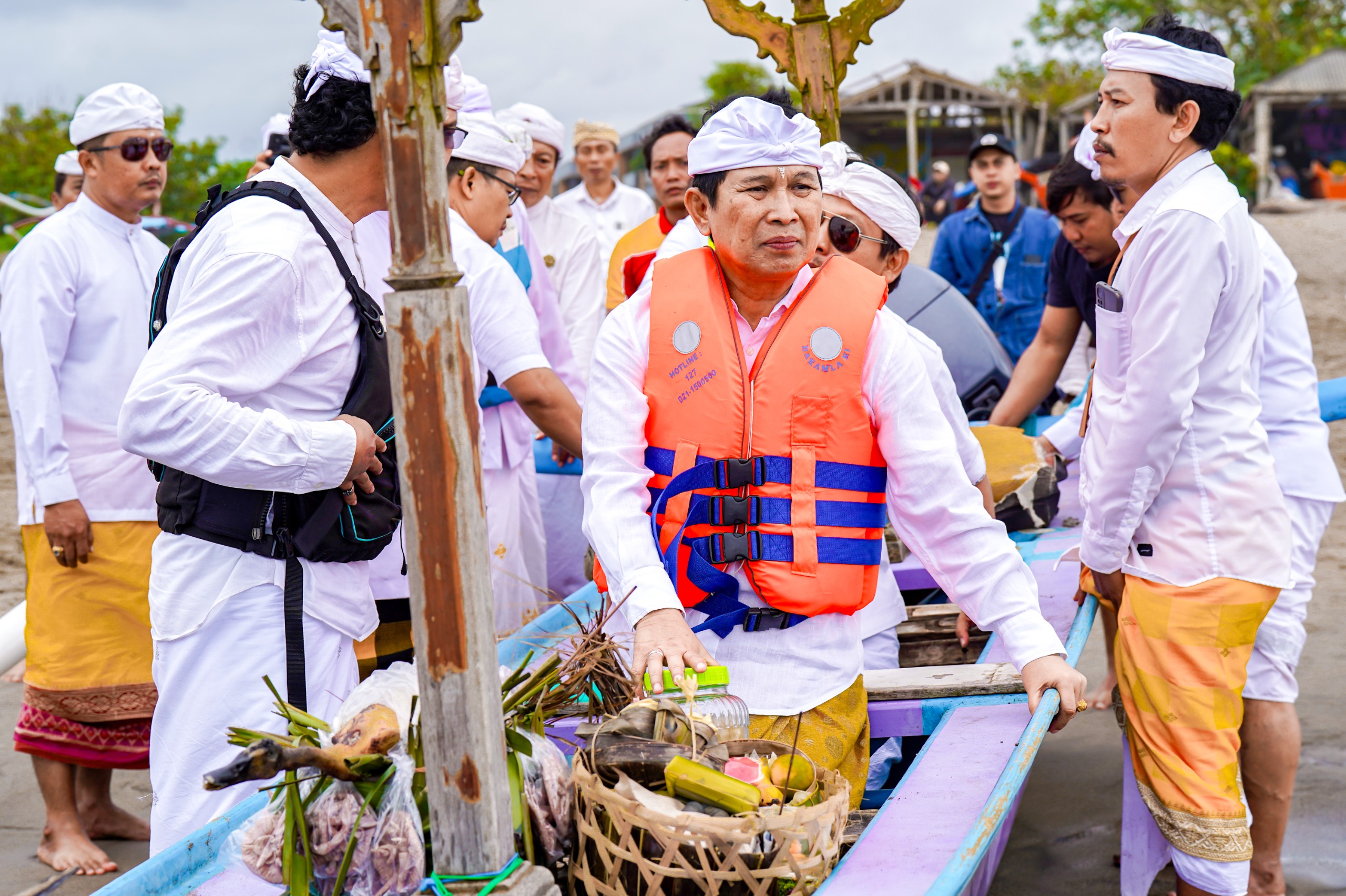 Bupati Wayan Adi Arnawa saat melasti Ida Batara Pura Lingga Bhuwana ke Segara Batu Bolong Canggu Kuta Utara, Jumat (4/7).