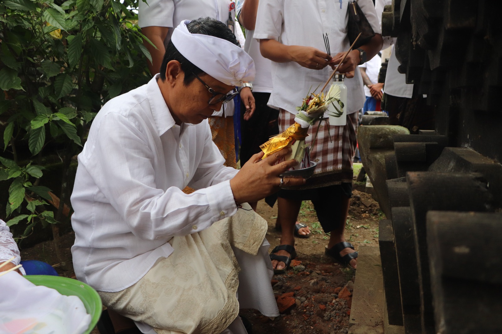 Bupati Badung I Wayan Adi Arnawa menghadiri Upacara Piodalan, Melaspas, mendem Pedagingan, Medasar Rsi Gana, Panca Kelud, Catur dan Mejaba Jero, di Pura Rambut Siwi, Desa Getasan, Kecamatan Petang, Badung, Selasa (22/7).
