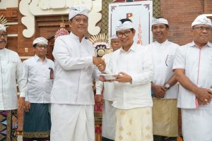Bupati Wayan Adi Arnawa menghadiri Karya Ngenteg Linggih dan Padudusan Alit Banjar Anyar sekaligus perayaan HUT. Ke-40 Sekaa Teruna Yowana Yadnya Patni Banjar Anyar, Kelurahan Tanjung Benoa, Kuta Selatan Badung, Kamis (10/7).