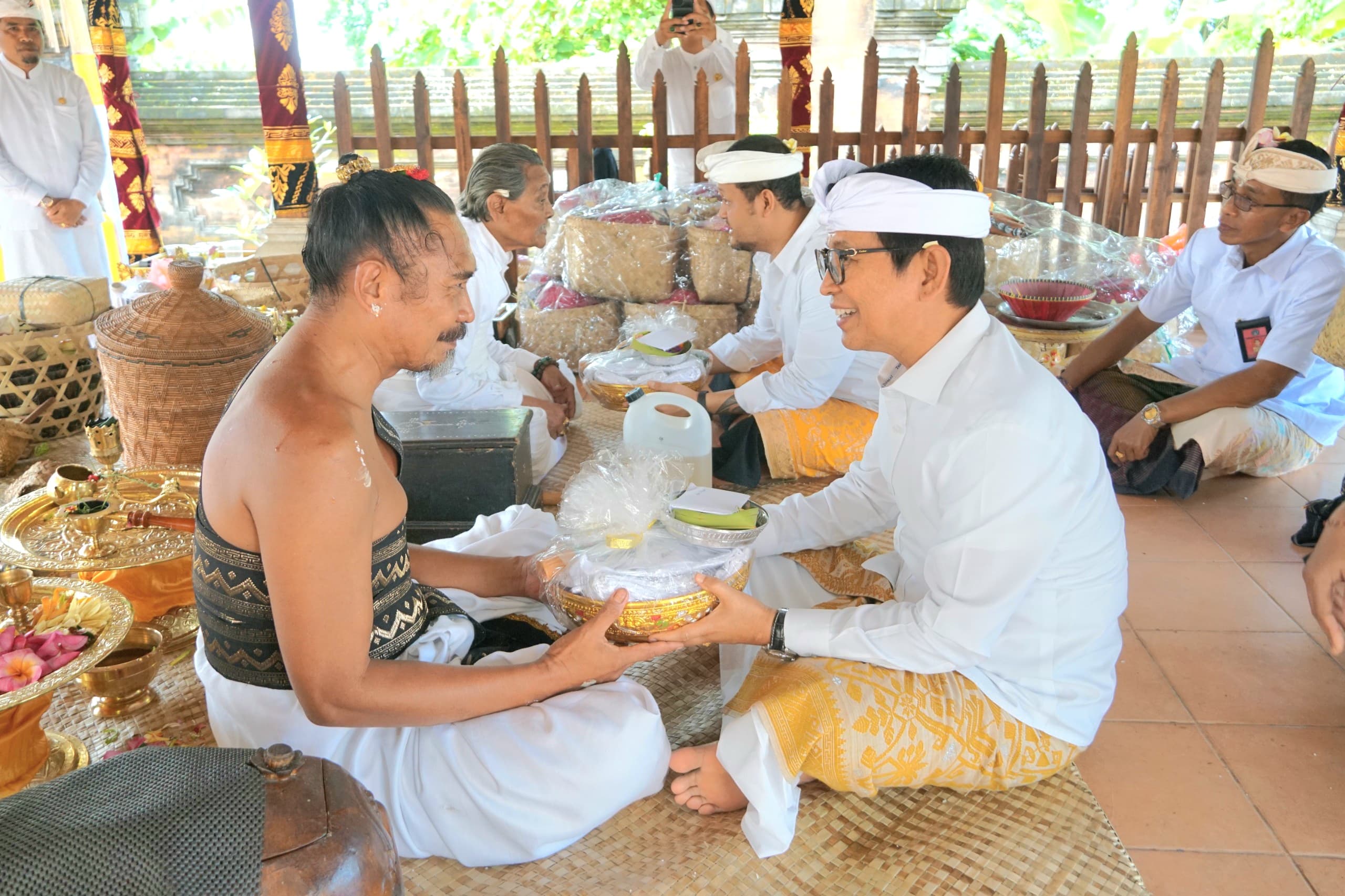 Bupati Wayan Adi Arnawa bersama Wabup Bagus Alit Sucipta menghadiri Upacara mesineb, ngeremekin dan nganyarin serangkaian Karya Tawur Balik Sumpah Utama di Pura Lingga Bhuwana, Puspem Badung, Minggu (13/7).
