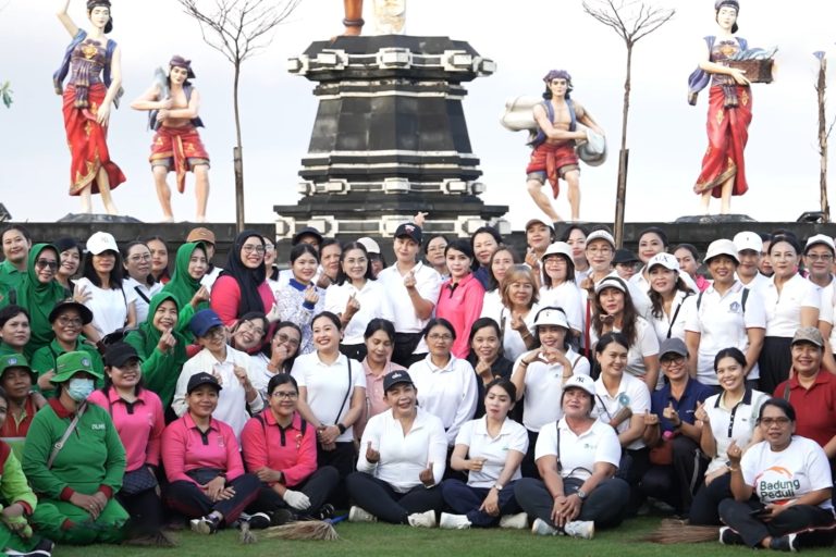 Gerakan Bali Bersih Sampah, TP. PKK Badung Laksanakan Gerak Bersih Pantai