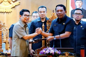 Bupati Wayan Adi Arnawa menghadiri Rapat Paripurna masa persidangan ketiga dengan Agenda Penyampaian Pandangan Umum Fraksi-Fraksi terhadap Raperda di Ruang Sidang Utama Gosana Kantor DPRD Badung, Senin (28/7