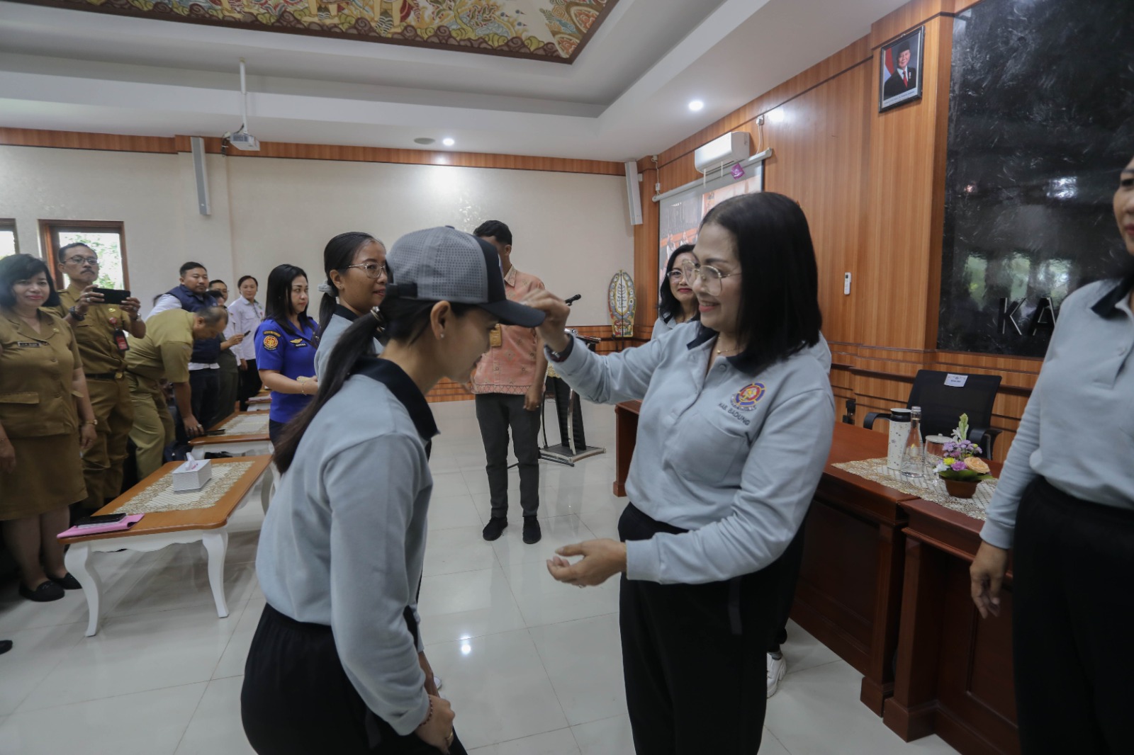 Ketua TP. PKK Badung Ny. Rasniathi Adi Arnawa saat membuka secara resmi Pelatihan Keluarga Tanggap Kebakaran Rumah Tangga di Badung Tahun 2025, Senin (14/7), di Ruang Rapat Nayakottama Kantor KPU Kabupaten Badung