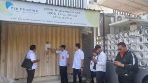 Tim TOPD dari Dinas PUPR, Bagian Prokompim Setda Badung dan Bagian Tata Pemerintahan Setda Badung saat melakukan pendataan potensi pajak daerah di wilayah Kelurahan Kerobokan dan Kelurahan Kerobokan Kaja, Rabu (9/7).