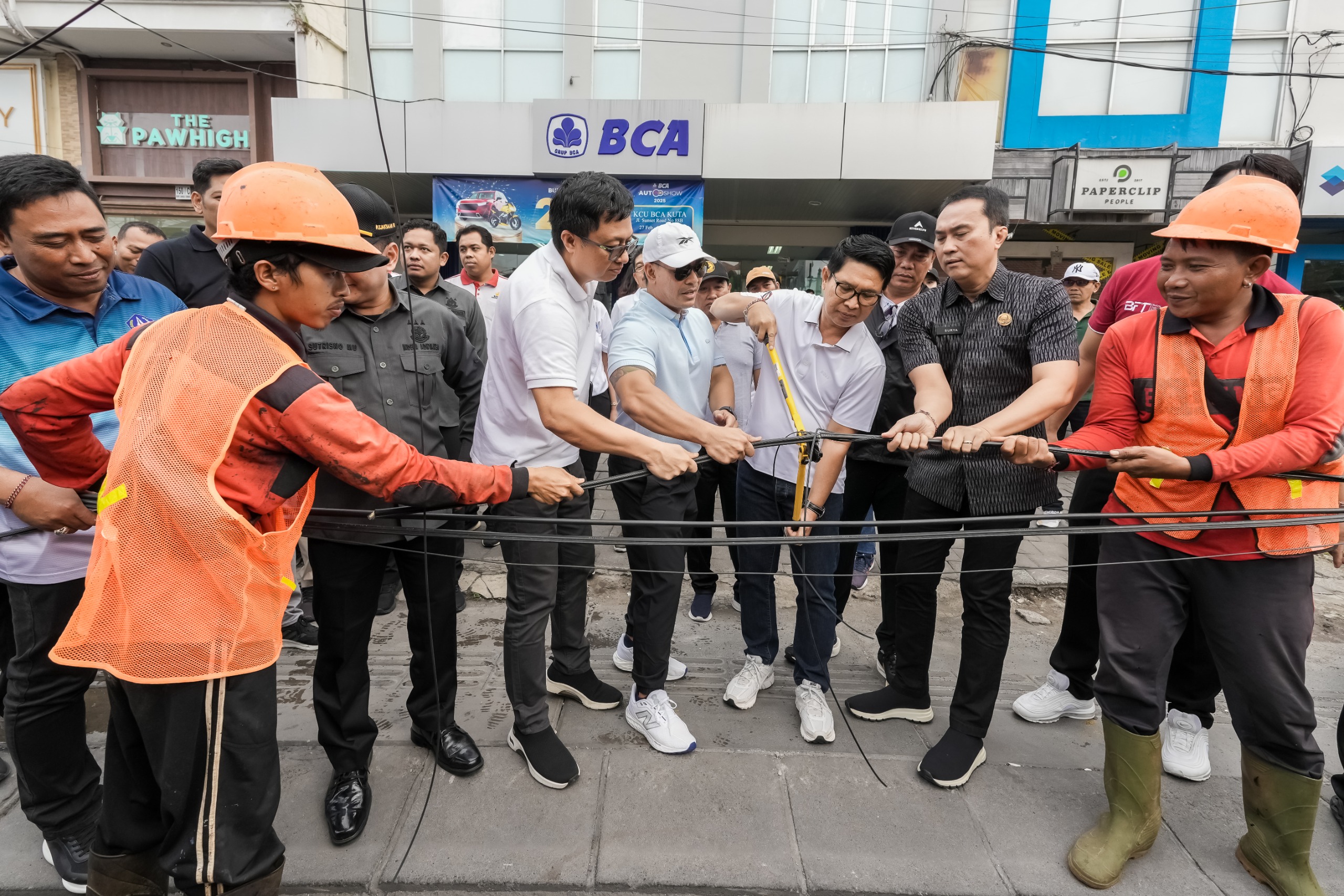 Bupati Adi Arnawa bersama dengan Kejari Badung Sutrisno Margi saat melaksanakan penertiban jaringan utilitas dengan pemotongan Kabel Provider di kawasan Jalan Raya Berawa, Desa Tibubeneng, Kuta Utara, Jumat, (20/6).