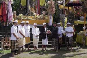 Bupati Adi Arnawa bersama Wakil Bupati Bagus Alit Sucipta, Ketua DPRD Badung Anom Gumanti saat melaksanakan Bhakti Penganyar di Pura Mandhara Giri Semeru Agung, Kabupaten Lumajang, Kamis (17/7).