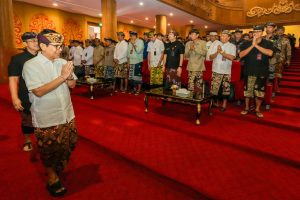 Bupati Adi Arnawa saat memberikan pengarahan terkait pendataan potensi pajak daerah berbasis data perijinan berusaha, Kamis (19/6) di Balai Budaya Giri Nata Mandala, Puspem Badung.