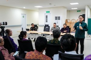 Bupati Wayan Adi Arnawa memberikan pengarahan kepada Pejabat dan perwakilan Tenaga Medis RSD. Mangusada di Ruang Diklat, Gedung G Lantai II, RSD Mangusada, Mengwi, Selasa (29/7).