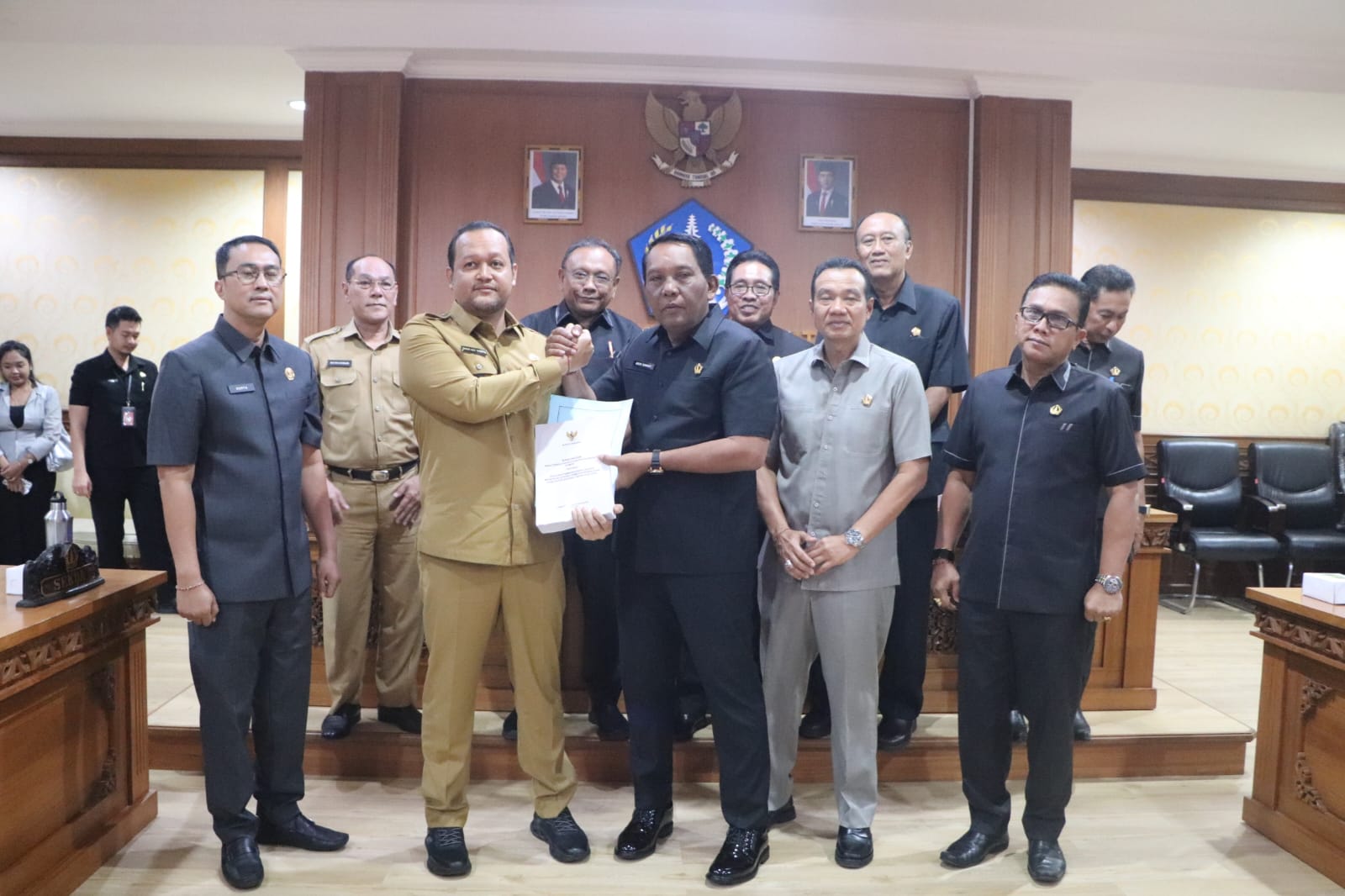 Wabup Bagus Alit Sucipta saat menyerahkan Dokumen Ranperda tentang RPJMD Badung Tahun 2025-2029, kepada Pimpinan DPRD Kabupaten Badung, Senin (14/7) di Puspem Badung.