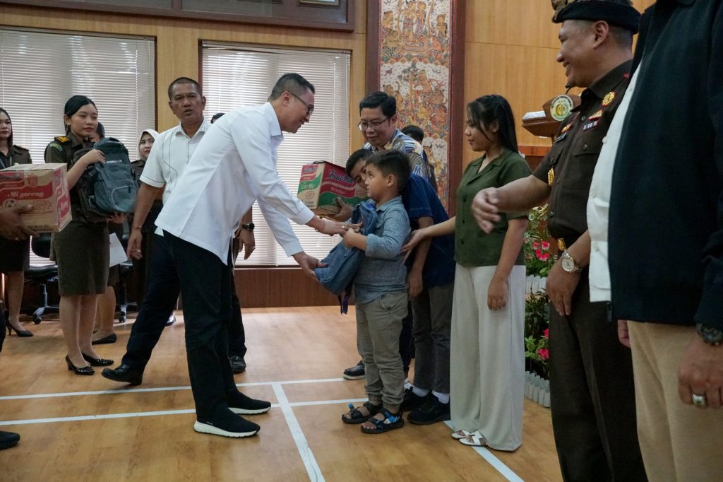 Sekda IB. Surya Suamba saat menghadiri Penyerahan Perwalian Hak Anak, Penyerahan Uang Pengganti Tindak Pidana Korupsi di Aula Kajari Badung, Rabu (30/7)