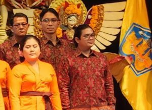 Pimred Balikonten.com, I Putu Wira Dana (kanan) mengikuti pelantikan pengurus PWI Bali.