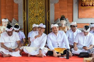 Bupati Wayan Adi Arnawa didampingi Wabup Bagus Alit Sucipta menghadiri Puncak Karya Mapedudusan Agung Menawa Ratna Mapeselang Medasar Tawur Balik Sumpah Utama di Pura Lingga Bhuwana, Puspem Badung, Kamis, (10/7)