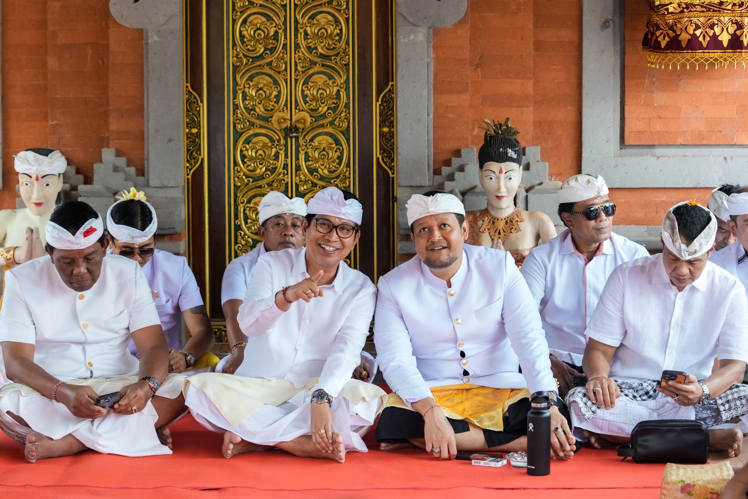Bupati Wayan Adi Arnawa didampingi Wabup Bagus Alit Sucipta menghadiri Puncak Karya Mapedudusan Agung Menawa Ratna Mapeselang Medasar Tawur Balik Sumpah Utama di Pura Lingga Bhuwana, Puspem Badung, Kamis, (10/7)