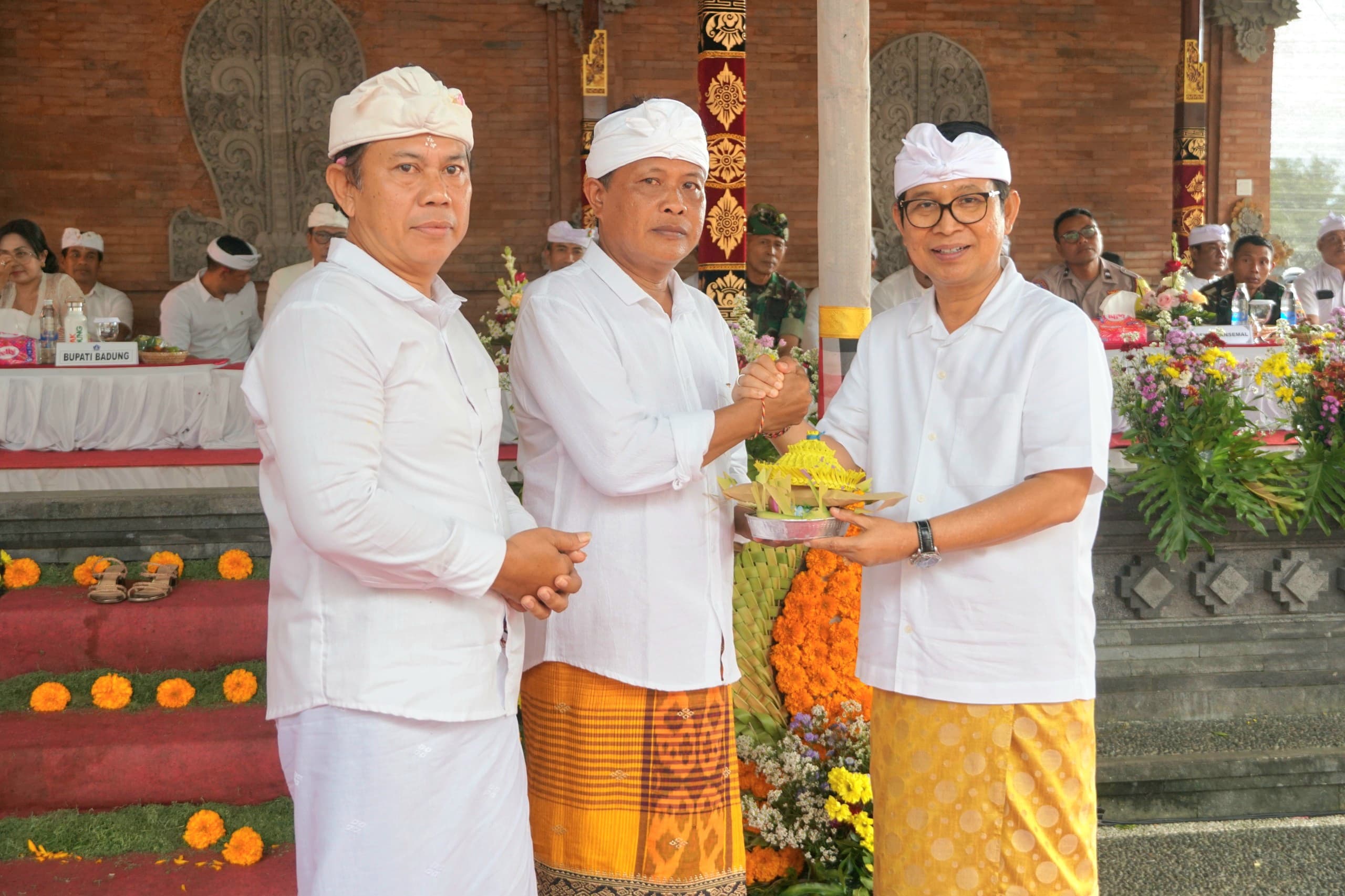 Bupati Badung I Wayan Adi Arnawa didampingi Nyonya Rasniathi Adi Arnawa menghadiri Karya Agung Mamungkah Madya di Pura Dalem Cungkub Banjar Adat Mambal Delodan, Desa Mambal, Abiansemal, Rabu (23/7), pada kesempatan tersebut Bupati Wayan Adi Arnawa juga menyempatkan sembahyang bersama yang dipimpin oleh Jro Pemangku Pura dalem Cungkub. Turut hadir anggota DPRD Badung Made Ponda Wirawan, Camat Abiansemal IB. Putu Mas Arimbawa, Kapolsek Abiansemal, Danramil Abiansemal, Majelis Desa Adat Kec. abiansemal, Perbekel Desa Mambal, BPD, LPM, Kelian Dinas se-Desa Mambal, Bendesa Adat Mambal dan Krama Agung Banjar Adat Mambal Delodan. Sebagai bentuk dukungan atas terlaksananya karya, Bupati Adi Arnawa menyerahkan punia sebesar Rp. 20 juta, Wakil Bupati Badung Rp. 15 juta dan diterima oleh Ketua Panitia karya. Bupati dalam sambrama wecananya mengucapkan puji syukur karena Ida Sang Hyang Widhi sudah memberikan keselamatan sehingga prosesi Karya Agung Mamungkah Madya di Pura Dalem Cungkub Banjar Adat Mambal Delodan Desa Mambal, Abiansemal berjalan lancar, labda karya sida purna sida sidaning don. "Saya hadir sebagai bukti bahwa pemerintah daerah sangat peduli dan sayang serta memperhatikan krama Banjar Mambal Delodan dan sudah sepatutnya merasa bangga, bahagia karena krama Banjar Adat Mambal Delodan sudah melaksanakan Karya Agung Mamungkah Madya di Pura Dalem Cungkub sebagai sujud bakti kepada Ida Sang Hyang Widhi dan mudah-mudahan juga dengan terlaksananya karya agung ini jagat Badung gemah ripah loh jinawi," ucap Adi Arnawa Sementara Kelian Banjar Adat Mambal Delodan Wayan Sudana melaporkan rangkaian Karya Agung Mamungkah Madya di Pura Dalem Cungkub Banjar Adat Mambal Delodan diawali dengan pembangunan fisik secara bertahap dilaksanakan dari tahun 2016 dan rampung dilaksanakan pada tahun 2024 yang anggarannya sepenuhnya dibantu dari Pemkab Badung. Dengan rampungnya pelaksanaan fisik dilanjutkan dengan melaksanakan Karya Agung Mamungkah Madya yang anggarannya dibantu dari APBDes Desa Mambal sebesar Rp. 800 juta lebih. "Saya atas nama krama Banjar Adat Mambal Delodan mengucapkan terima kasih kepada Bapak Bupati Badung dan Perbekel Desa Mambal karena sudah membantu krama Banjar adat Mambal dan tentu kedepan kami tetap berharap untuk difasilitasi karena masih ada program yang belum terlaksana," ujarnya.