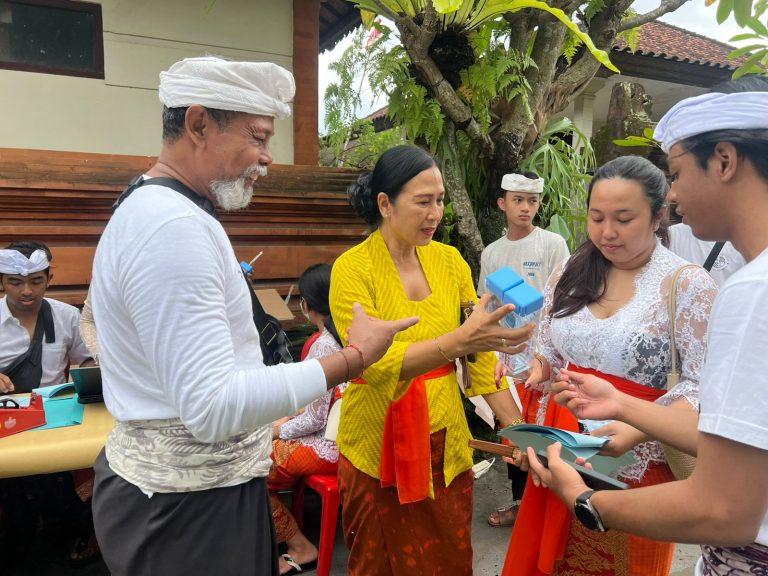 Pemilet Karya di Puri Jrokuta Dapat Tumbler, Turah Joko : Minimalisir Sampah Plastik