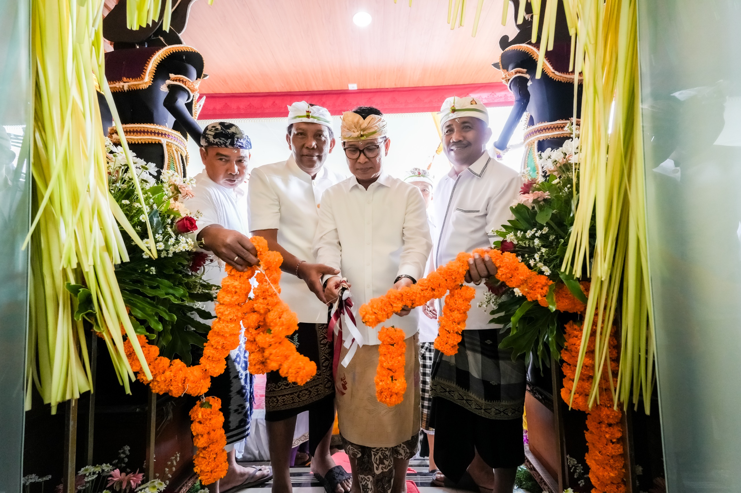 Bupati Wayan Adi Arnawa meresmikan Bale Desa Adat Kerobokan, Kecamatan Kuta Utara yang ditandai dengan penandatanganan prasasti dan pemotongan pita, Jumat (25/7)