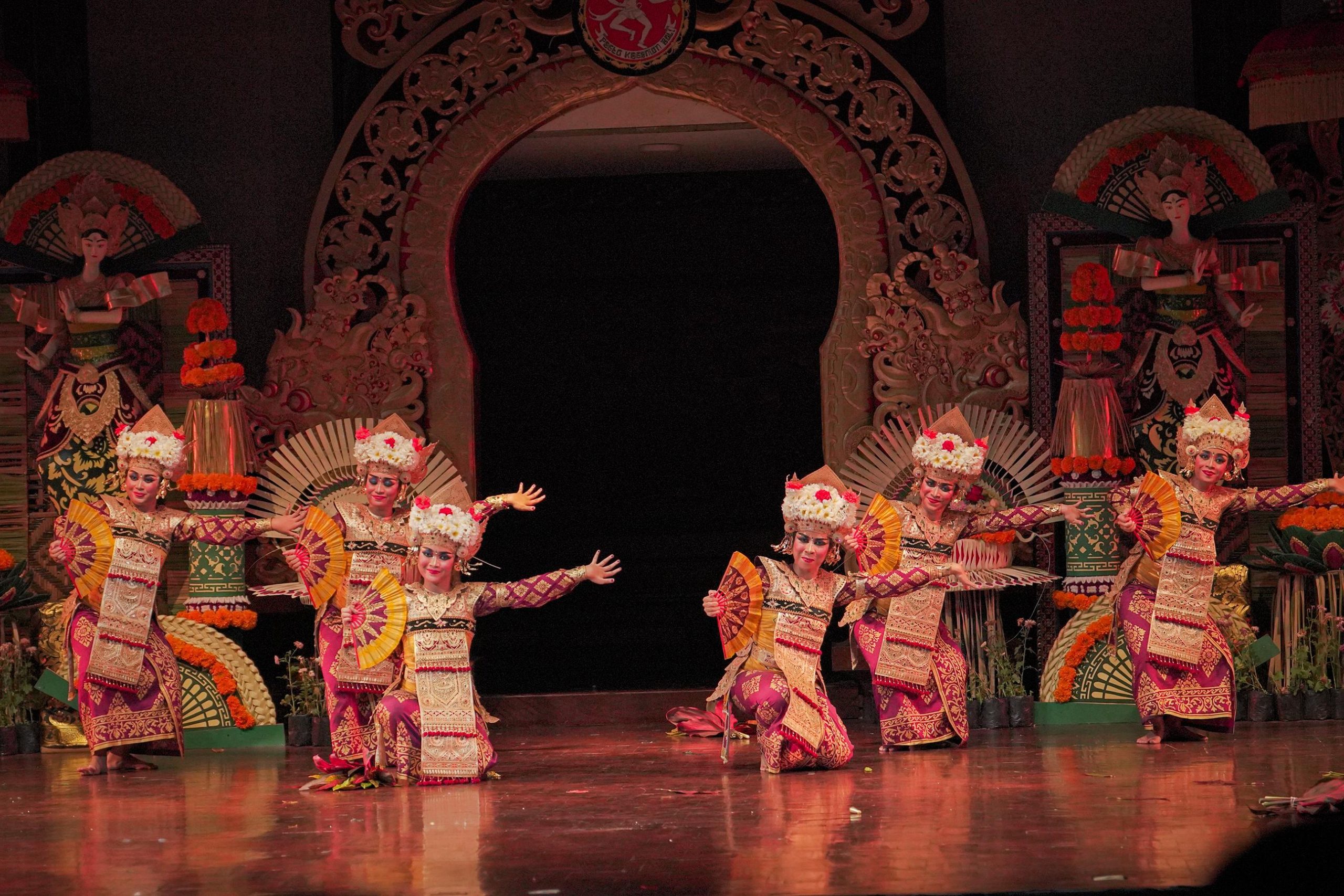 TAKSU MANDALA-Komunitas Seni Taksu Mandala dari Banjar Wijaya Kusuma, Desa Adat Ungasan, Kuta Selatan, usai tampil memukau dalam ajang Pesta Kesenian Bali (PKB) ke-47