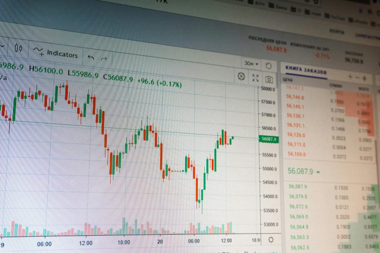 Tantangan Ekonomi Indonesia 2025: Tarif AS Melonjak, Konsumsi Melemah, dan PHK Meroket