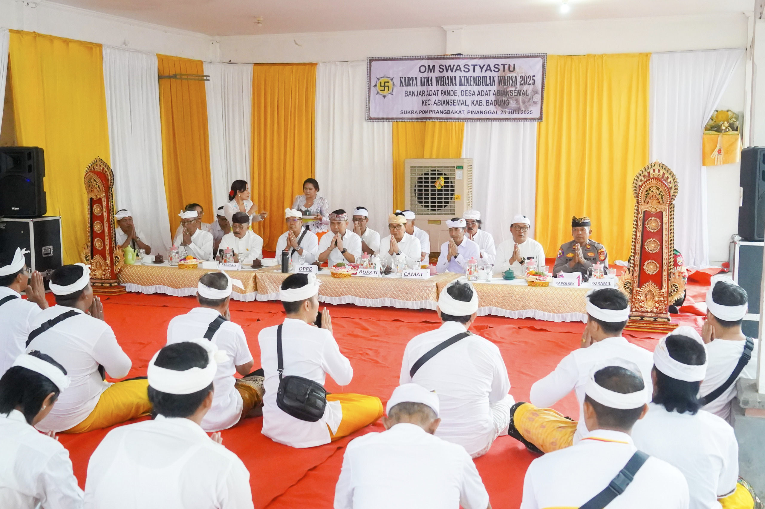 Bupati Wayan Adi Arnawa menghadiri Upacara Atma Wedana Kinembulan, Banjar Adat Pande, Desa Adat Abiansemal, Kecamatan Abiansemal, Badung, Jumat (25/07).