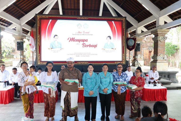 Warga Kecamatan Dentim Terima Paket Bantuan Aksi Sosial “Menyapa dan Berbagi” TP PKK Provinsi Bali