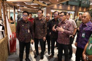 Wakil Walikota Denpasar, I Kadek Agus Arya Wibawa bersama Kepala Badan Pendapatan Daerah Kota Denpasar, I Gusti Ngurah Eddy Mulya saat meluncurkan Inovasi Pajak Online Gatot Subroto (Paon Gatsu) serangkaian pelaksanaan High Level Meeting Percepatan dan Perluasan Digitalisasi Daerah (P2DD) di Atrium Lower Ground Floor Living World Denpasar, pada Jumat (5/7)
