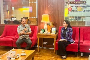 Kepala DPMPTSP Badung, I Made Agus Aryawan saat menerima kunjungan kerja Gubernur Maluku Utara, Sherly Tjoanda, bersama rombongan, di Kantor DPMPTSP, Jumat (11/7).