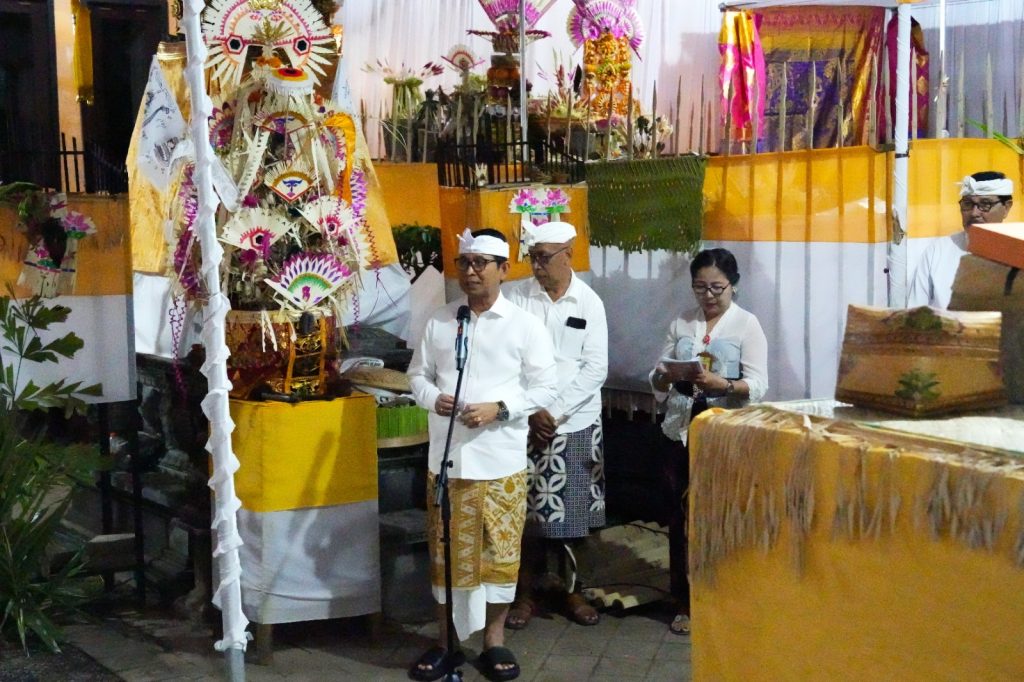 Bupati Adi Arnawa menghadiri Upacara Rsi Yadnya Apodgala Dwijati di Griya Agung Pasek Tegal Arum, Banjar Tegal Jaya, Desa Dalung, Kecamatan Kuta Utara, Sabtu (16/8)