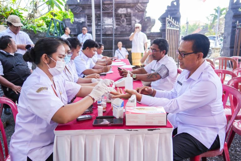 Cegah Stunting, Dinas Perikanan Badung Bagikan Paket Olahan Ikan di Desa Buduk