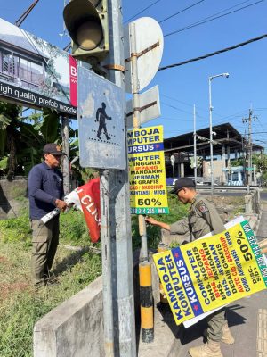 Ciptakan Kebersihan dan Kenyamanan Kota, Satpol PP Kota Denpasar Kembali Tertibkan Puluhan Atribut di Fasilitas Umum.