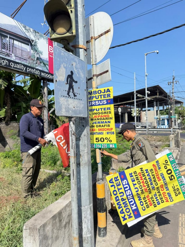 Ciptakan Kebersihan dan Kenyamanan Kota, Satpol PP Kota Denpasar Kembali Tertibkan Puluhan Atribut di Fasilitas Umum.