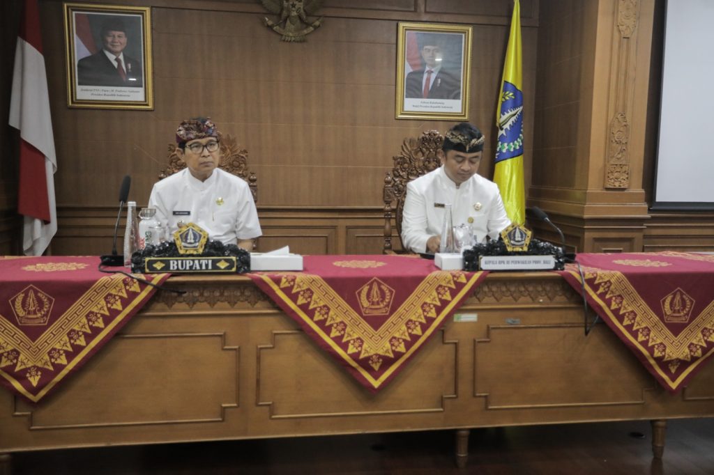 Bupati Wayan Adi Arnawa saat Entry Meeting BPK di Ruang Rapat Kriya Gosana Puspem Badung, Kamis (14/8)