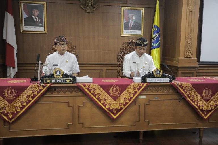 Bupati Wayan Adi Arnawa saat Entry Meeting BPK di Ruang Rapat Kriya Gosana Puspem Badung, Kamis (14/8)