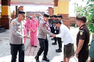 Bupati Wayan Adi Arnawa bersama Kapolda Bali Irjen Pol. Daniel Adityajaya menghadiri peresmian Gedung Polrestabes Denpasar di Jalan Gunung Sanghyang, Padangsambian, Denpasar, Senin (4/8)