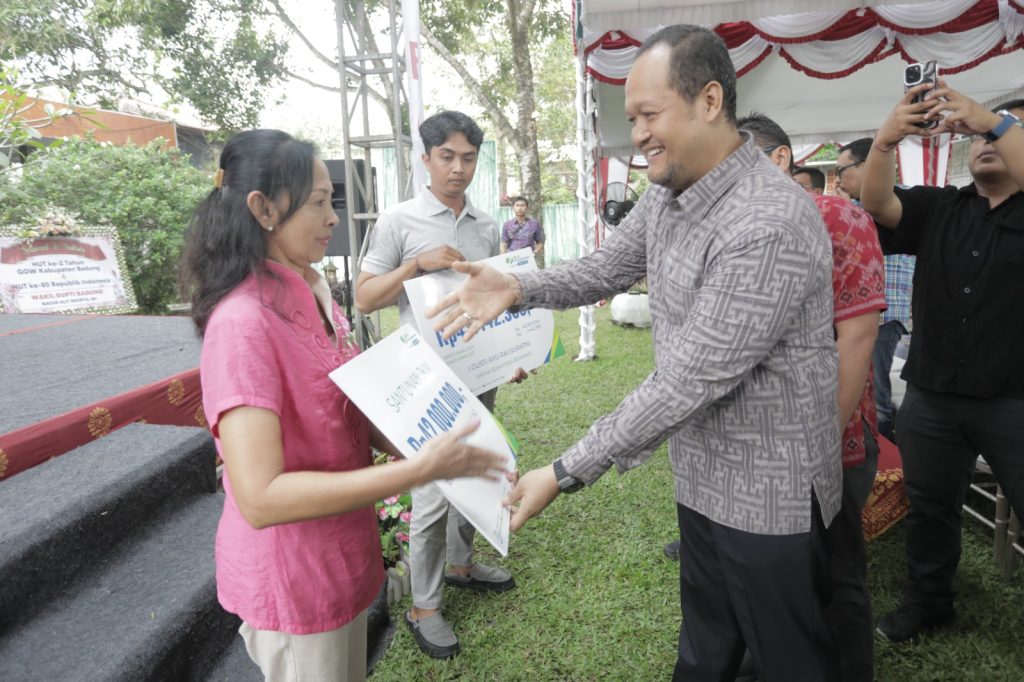 Wabup Bagus Alit Sucipta bersama Ketua GOW Nyonya Yunita Alit Sucipta saat HUT Ke-2 Gabungan Organisasi Wanita Kabupaten Badung di Warung Kopi Bamboo Cafe, Desa Dalung, Kuta Utara, Selasa (19/8)