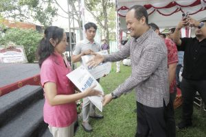 Wabup Bagus Alit Sucipta bersama Ketua GOW Nyonya Yunita Alit Sucipta saat HUT Ke-2 Gabungan Organisasi Wanita Kabupaten Badung di Warung Kopi Bamboo Cafe, Desa Dalung, Kuta Utara, Selasa (19/8)