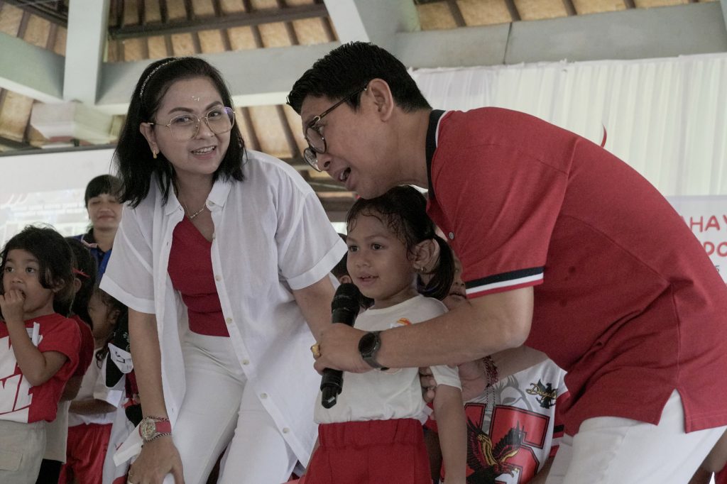 Bupati Wayan Adi Arnawa bersama Bunda PAUD Kabupaten Badung Nyonya Rasniathi Adi Arnawa hadir dalam kegiatan HUT Ke-20 di Wantilan Pura Taman Sari, Br. Batur Sari Sangeh, Abiansemal, Senin (18/8)