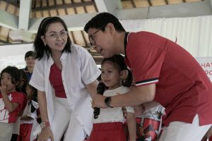 Bupati Wayan Adi Arnawa bersama Bunda PAUD Kabupaten Badung Nyonya Rasniathi Adi Arnawa hadir dalam kegiatan HUT Ke-20 di Wantilan Pura Taman Sari, Br. Batur Sari Sangeh, Abiansemal, Senin (18/8)