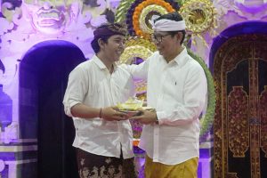 Bupati Wayan Adi Arnawa saat hadir pada perayaan HUT Ke-46 STT. Widya Dharma, Br. Sayan Baleran di Wantilan Pura Puseh Desa Adat Werdi Bhuwana, Mengwi, Sabtu, (9/8).