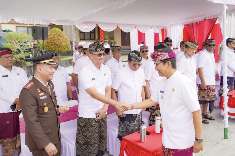 Bupati Badung I Wayan Adi Arnawa menjadi Inspektur Upacara saat Apel peringatan Hari Jadi Ke-67 Provinsi Bali di Lapangan Puspem Badung, Kamis, (14/8).