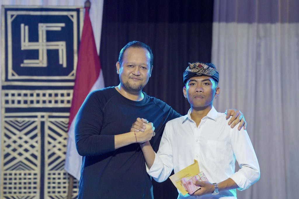 Wabup Badung Bagus Alit Sucipta menghadiri perayaan HUT Ke-52 Sekaa Teruna Taman Swastika, Banjar Alangkajeng, Desa Mengwi, Kecamatan Mengwi, Badung, Minggu (10/8).