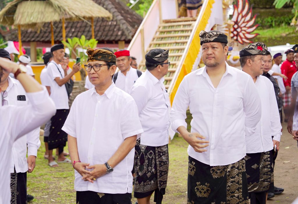 Bupati Wayan Adi Arnawa bersama Wabup Bagus Alit Sucipta saat menghadiri Upacara Pelebon Ida Pedanda Gede Sadhawa Jelantik Putra, di Griya Sedawa, Desa Adat Tegal Tugu, Gianyar, Kamis (28/8)