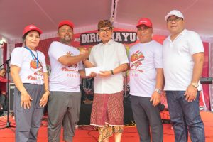 Bupati Wayan Adi Arnawa bersama Nyonya Rasniathi Adi Arnawa menghadiri Jalan Sehat Bersama di Balai Serbaguna Perumahan Raya Kampial, Kelurahan Benoa, Kuta Selatan, Minggu (24/8).