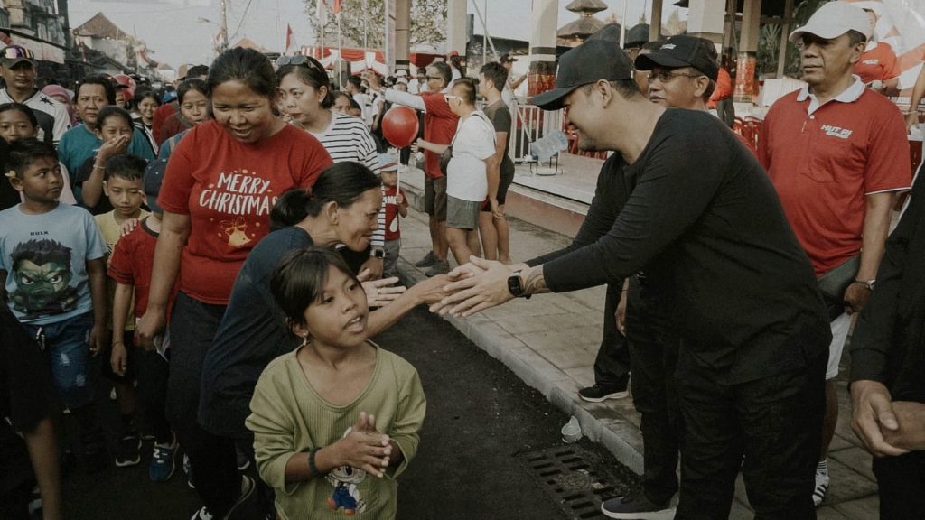 Wakil Bupati Badung, Bagus Alit Sucipta membuka kegiatan jalan sehat bersama di Desa Adat Sading, Mengwi, Minggu (24/8)